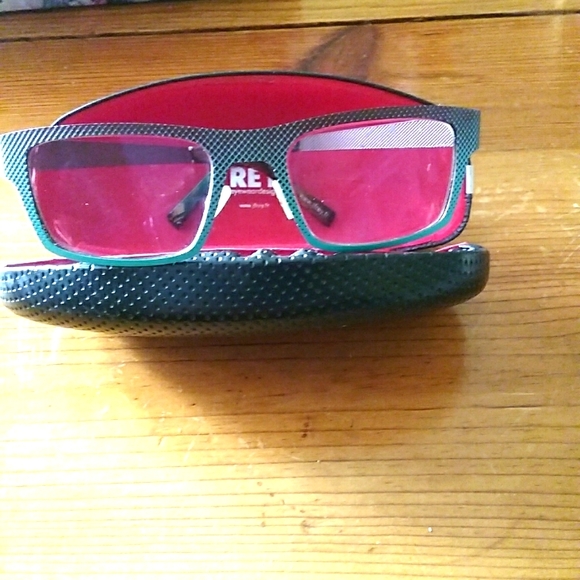 Eyewear with case - Picture 1 of 5